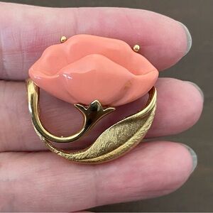 Vintage Avon coral pink flower brooch.